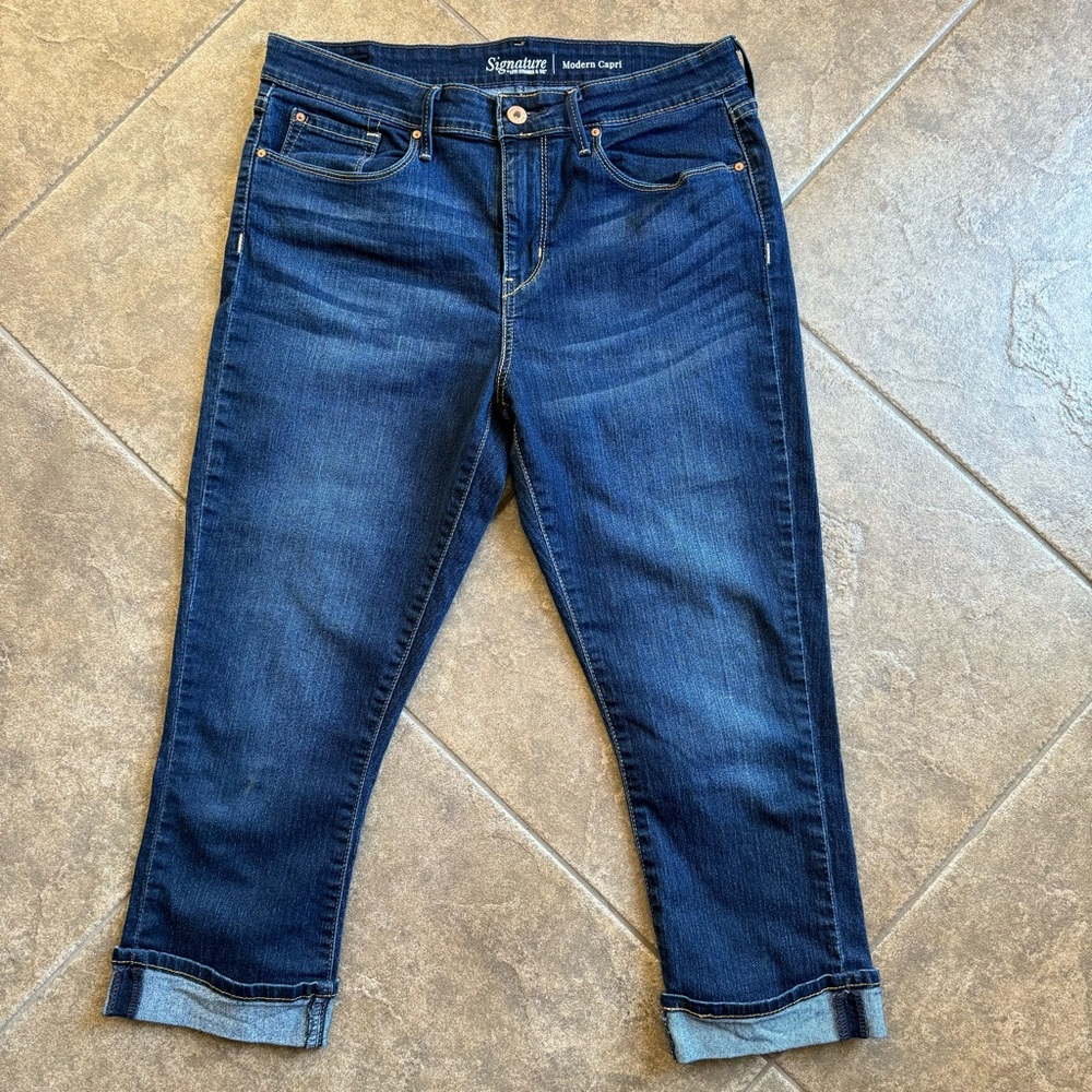 Like New -Levi Signature Modern Capri - Picture 13 of 13